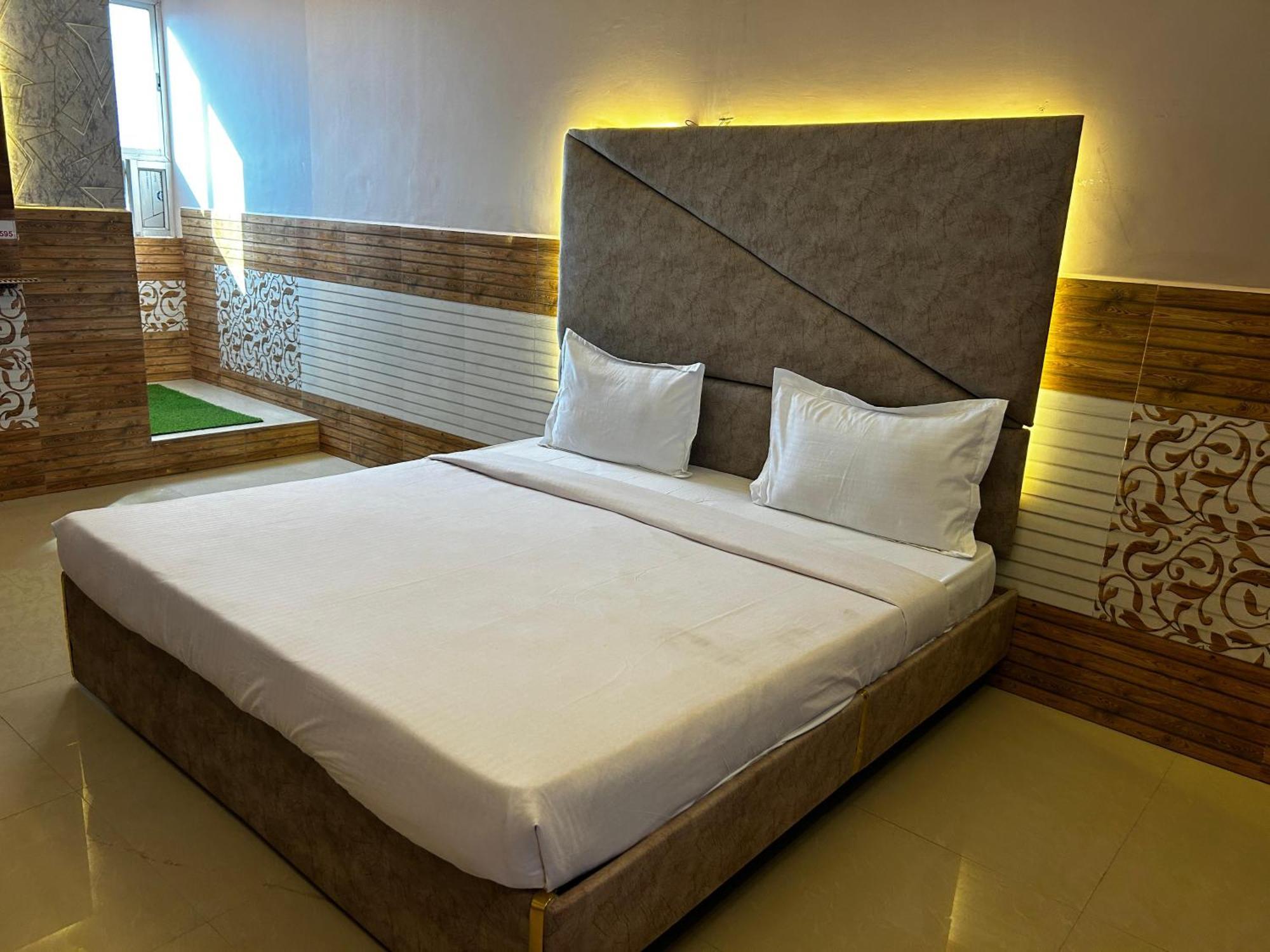 Hotels7Apple Mahoba Esterno foto