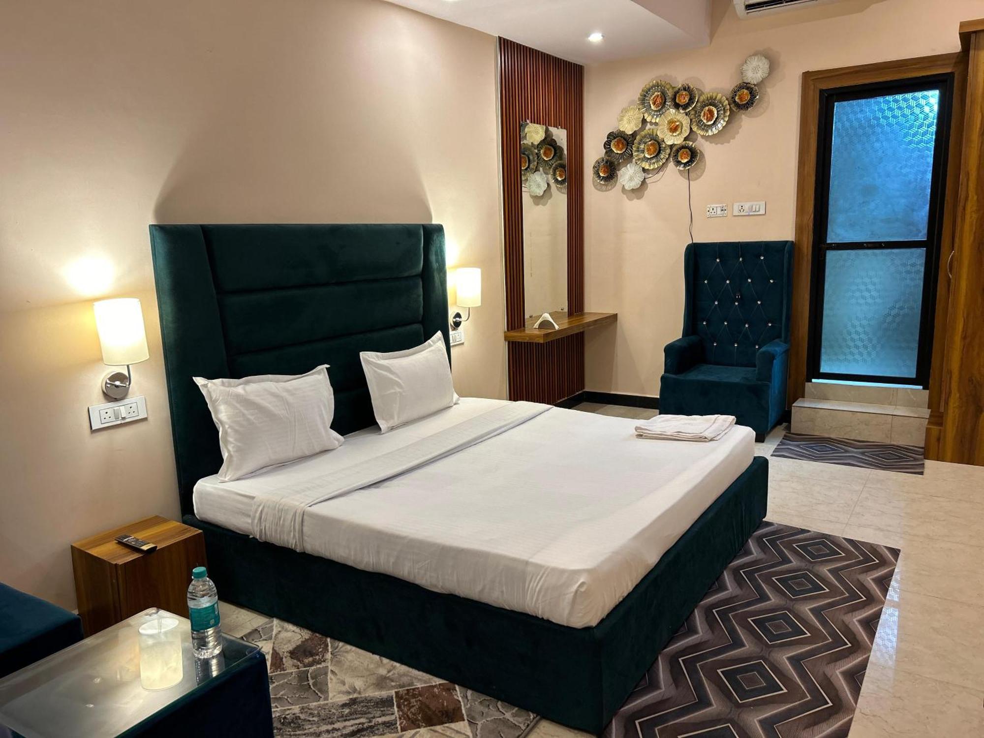 Hotels7Apple Mahoba Esterno foto